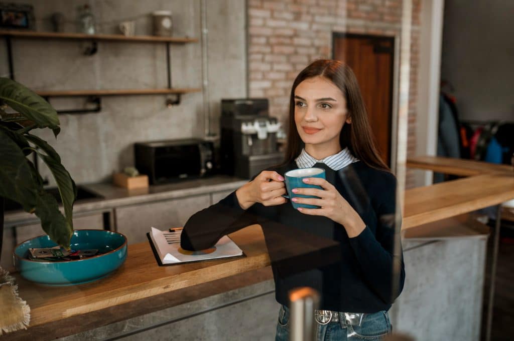 Employée faisant régulièrement des pauses courtes au travail pour gagner en productivité